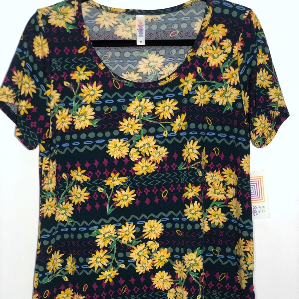 LuLaRoe Classic Tee NWT Medium 
2nd pic Size Chart
